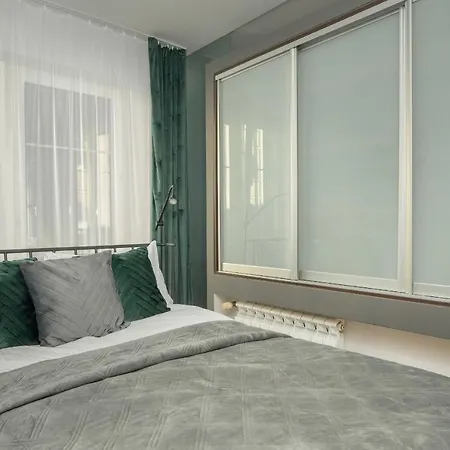 Beautiful & Spacious Strzalowa Near Centre By Renters Lejlighed