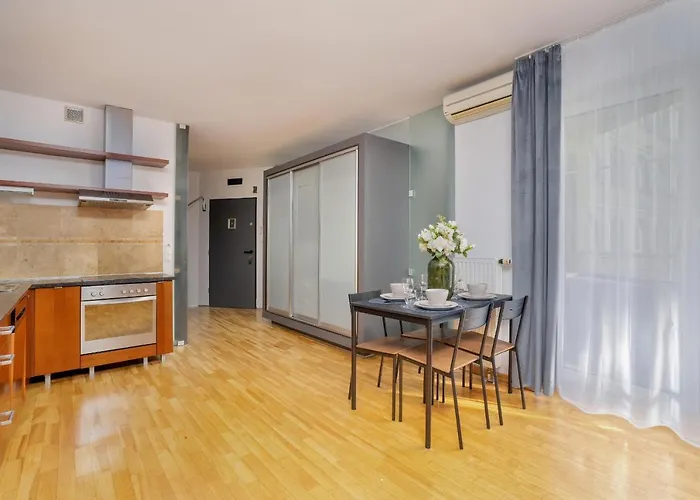 Beautiful & Spacious Strzalowa Near Centre By Renters Apartment
