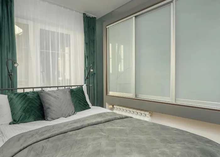 Beautiful & Spacious Strzalowa Near Centre By Renters Apartment