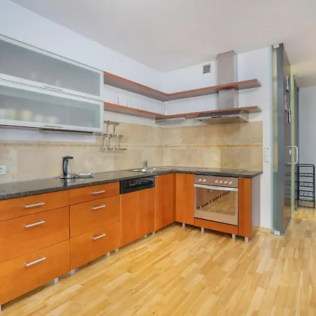 Beautiful & Spacious Strzalowa Near Centre By Renters بوزنان