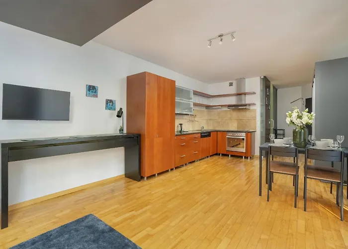 Beautiful & Spacious Strzalowa Near Centre By Renters Апартаменты