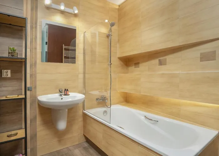 Beautiful & Spacious Strzalowa Near Centre By Renters 포즈난